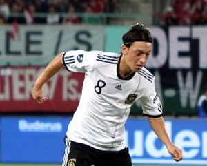 Mesut Özil is under immense pressure in Germany to perfom. @Steindy